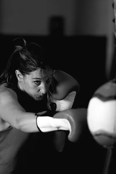 Aggressivo atleta donna boxe in palestra — Foto Stock