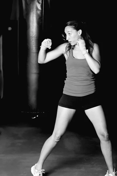 Retrato en blanco y negro del boxeador femenino practicando golpes —  Fotos de Stock