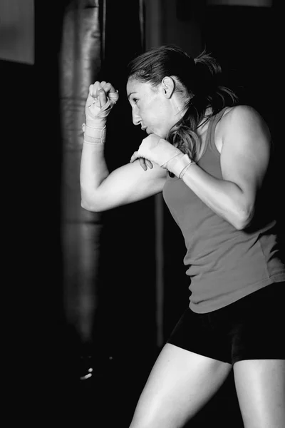 Vista lateral en blanco y negro de boxeador femenino luchando — Foto de Stock