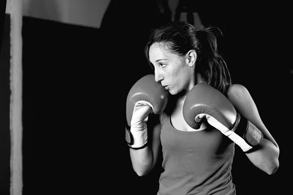 Vista lateral en blanco y negro del boxeador femenino profesional — Foto de Stock