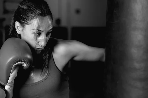 Primo piano dell'atleta professionista che pratica i colpi sul sacco da boxe — Foto Stock