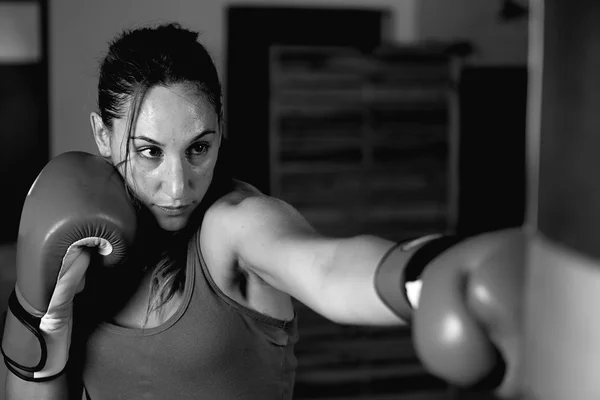 Detail mladých žen boxer cvičit v tělocvičně — Stock fotografie