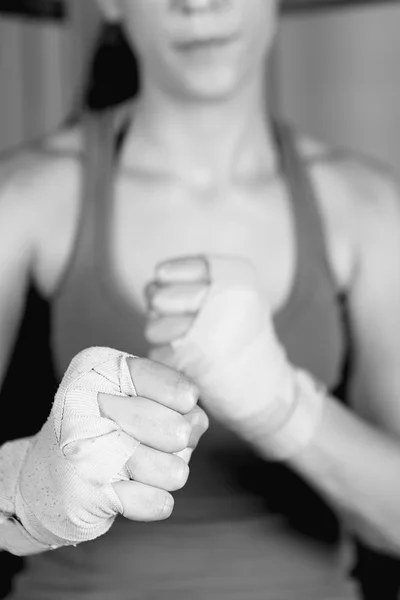 Primo piano di giovane pugile donna con pugni legati — Foto Stock