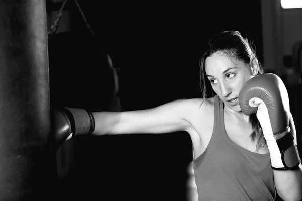 Женщины-боксеры практикуют удары на боксерской груше — стоковое фото