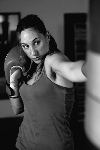 Retrato de una joven boxeadora peleando con guantes de boxeo — Foto de Stock