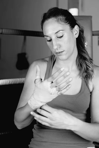 Joven boxeadora atando manos —  Fotos de Stock