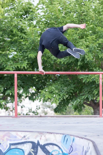 Genç sporcunun atlama arkadan görünüm — Stok fotoğraf