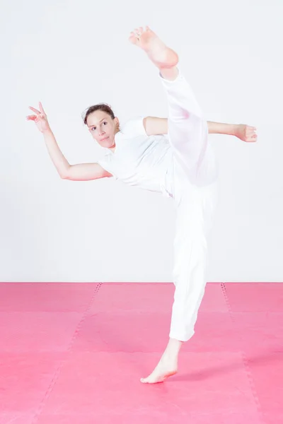 Jonge vrouw dansen capoeira — Stockfoto