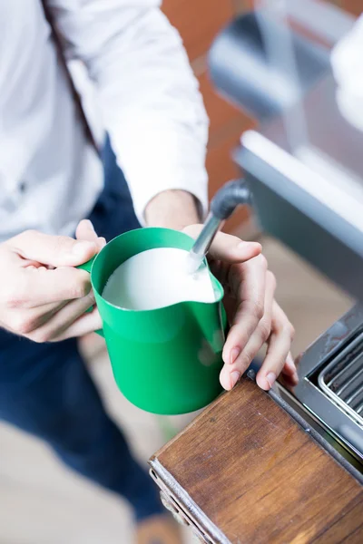 Primer plano de las manos del hombre sosteniendo jarra con leche — Foto de Stock