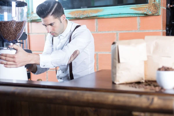 Cantinero trabajando en el bar —  Fotos de Stock