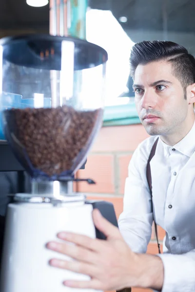 Close-up de bartender moagem de grãos de café — Fotografia de Stock