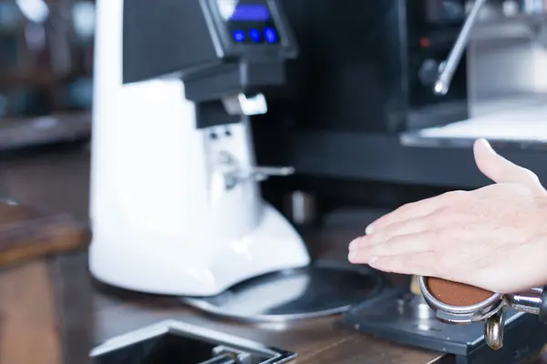 Barkeeper Hand mit Halter — Stockfoto