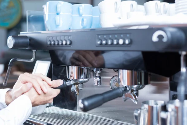 Mãos de homem colocando suporte na máquina de café — Fotografia de Stock