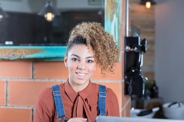 Portrait de femme souriante travaillant dans un bar — Photo