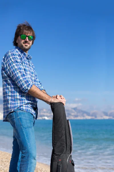 Retrato de homem barbudo em óculos de sol na costa ensolarada — Fotografia de Stock