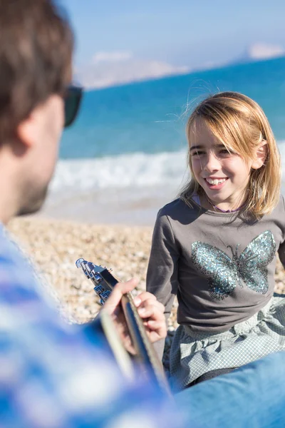 Retrato de niña cantando canción en la playa — Foto de Stock