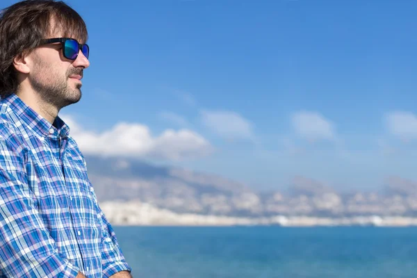 Vista lateral del joven barbudo en gafas de sol —  Fotos de Stock