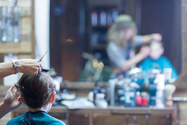 Вид сзади мальчика в кресле парикмахера — стоковое фото