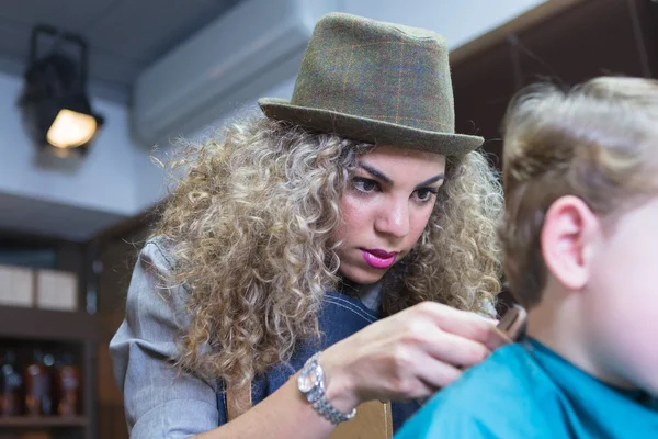 Primer plano de una peluquera femenina arreglando el cuello de un niño —  Fotos de Stock