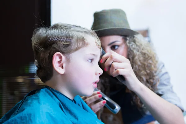 Gros plan du garçon se fait couper les cheveux — Photo