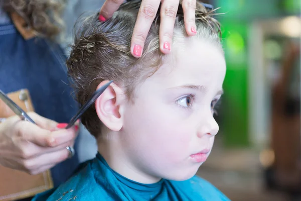 Primer plano del niño sentado en la silla de barbero —  Fotos de Stock