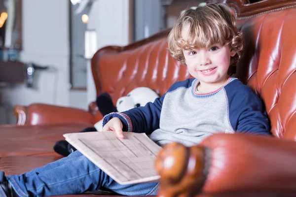 Retrato de niño encantador sonriendo a la cámara —  Fotos de Stock