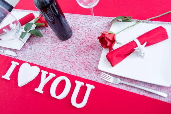 Tavola romantica servita per San Valentino — Foto Stock