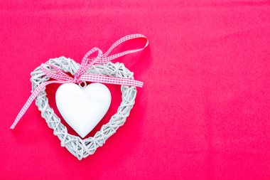 El yapımı beyaz hasır kalp şerit ile