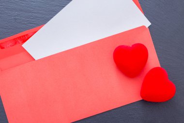 Zarf üzerinde iki dekoratif kalp