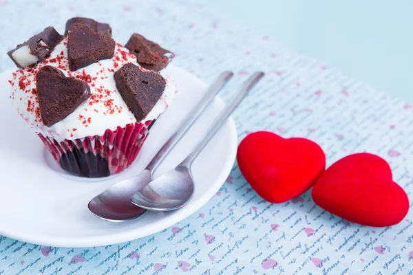 Delicioso cupcake en platillo con dos cucharas — Foto de Stock