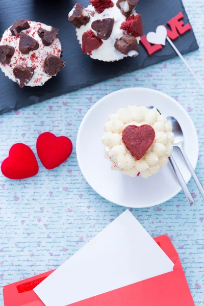Bodegón de hermosos cupcakes y sobre romántico — Foto de Stock