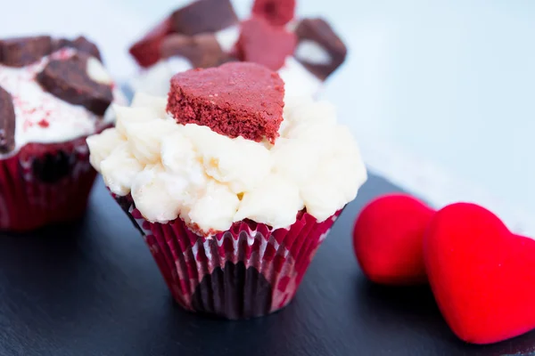 San Valentín cupcakes y corazones rojos — Foto de Stock