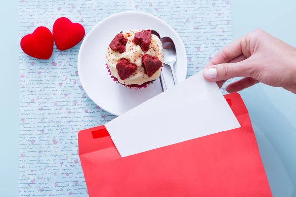 Primer plano de la mano apertura carta romántica — Foto de Stock