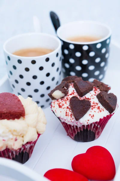 Hermosos cupcakes y café en bandeja — Foto de Stock