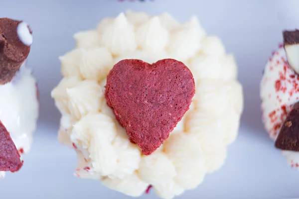 Primer plano de cupcake decorado con corazón cortado — Foto de Stock