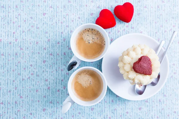 Hermosa magdalena y dos tazas de café — Foto de Stock