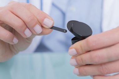 Şeker Ölçüm Çubuğu Strip holding doktor eller 