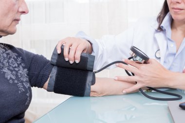 Tansiyon Aleti kullanarak doktor 