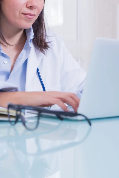 Primer plano del médico que trabaja en el ordenador portátil — Foto de Stock