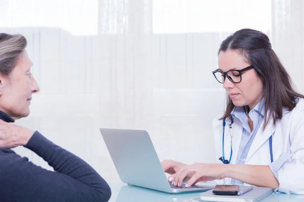 Médico escribiendo en el ordenador portátil — Foto de Stock