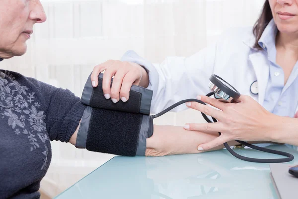 Arzt mit Blutdruckmessgerät — Stockfoto