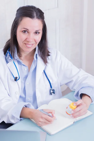 รูปภาพของหมอหญิงที่ยิ้ม — ภาพถ่ายสต็อก