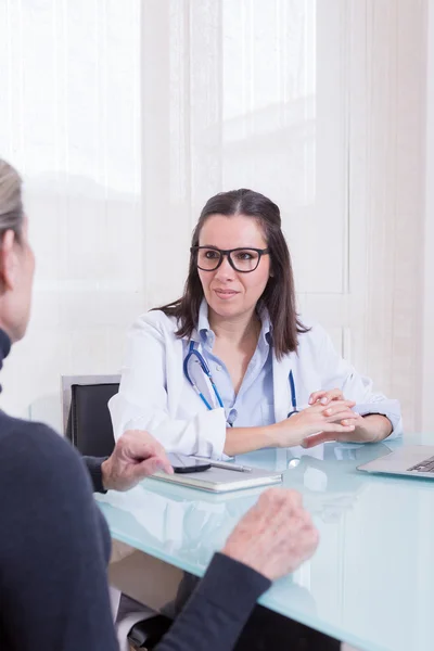 Porträtt av läkare lyssnar på patienten — Stockfoto