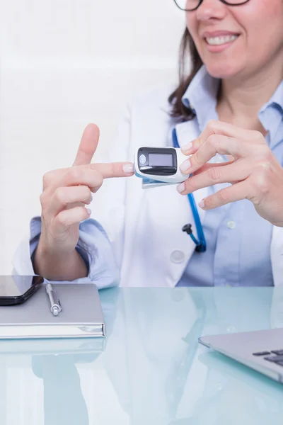 Young doctor showing medical device — Stock Photo, Image