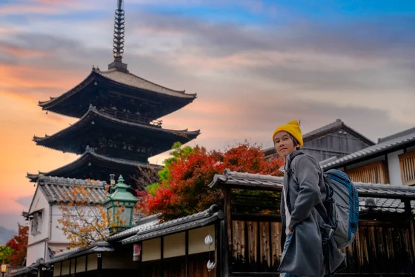 Turista Viajero Disfrutar Caminando Visitar Pueblo Yasaka Patrimonio Antiguo Pueblo — Foto de Stock