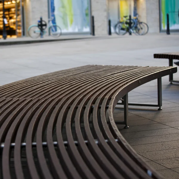 Houten bankje in de buurt van de markt — Stockfoto