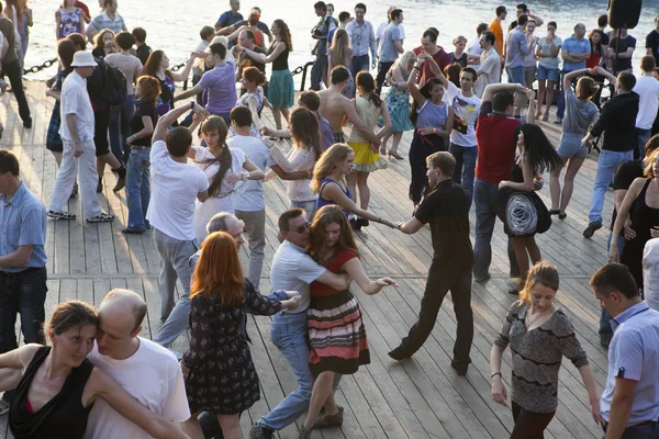 People dancing in summer at Park — Stock Photo, Image