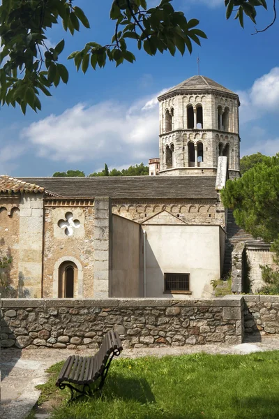 Zamek i kościół w Girona, Hiszpania — Zdjęcie stockowe