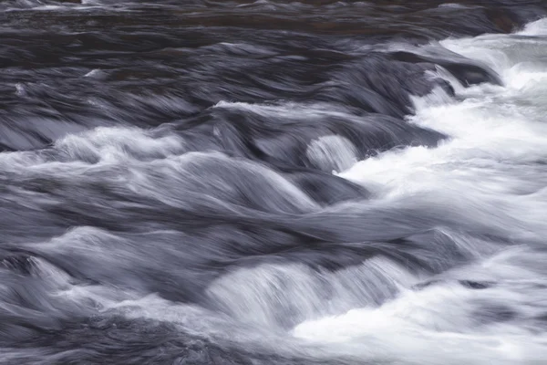 Stream suddig vatten i små vattenfall — Stockfoto