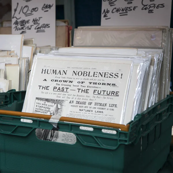 Flea market with old-fashioned goods displayed in London city, UK. On 17 January 2014. The box with old placards — Stock Photo, Image